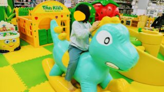 The Kids宮城トライアル塩釜店で遊んだ娘(小1)が汗だく。雨でも冬でも猛暑でもたくさん遊べる。