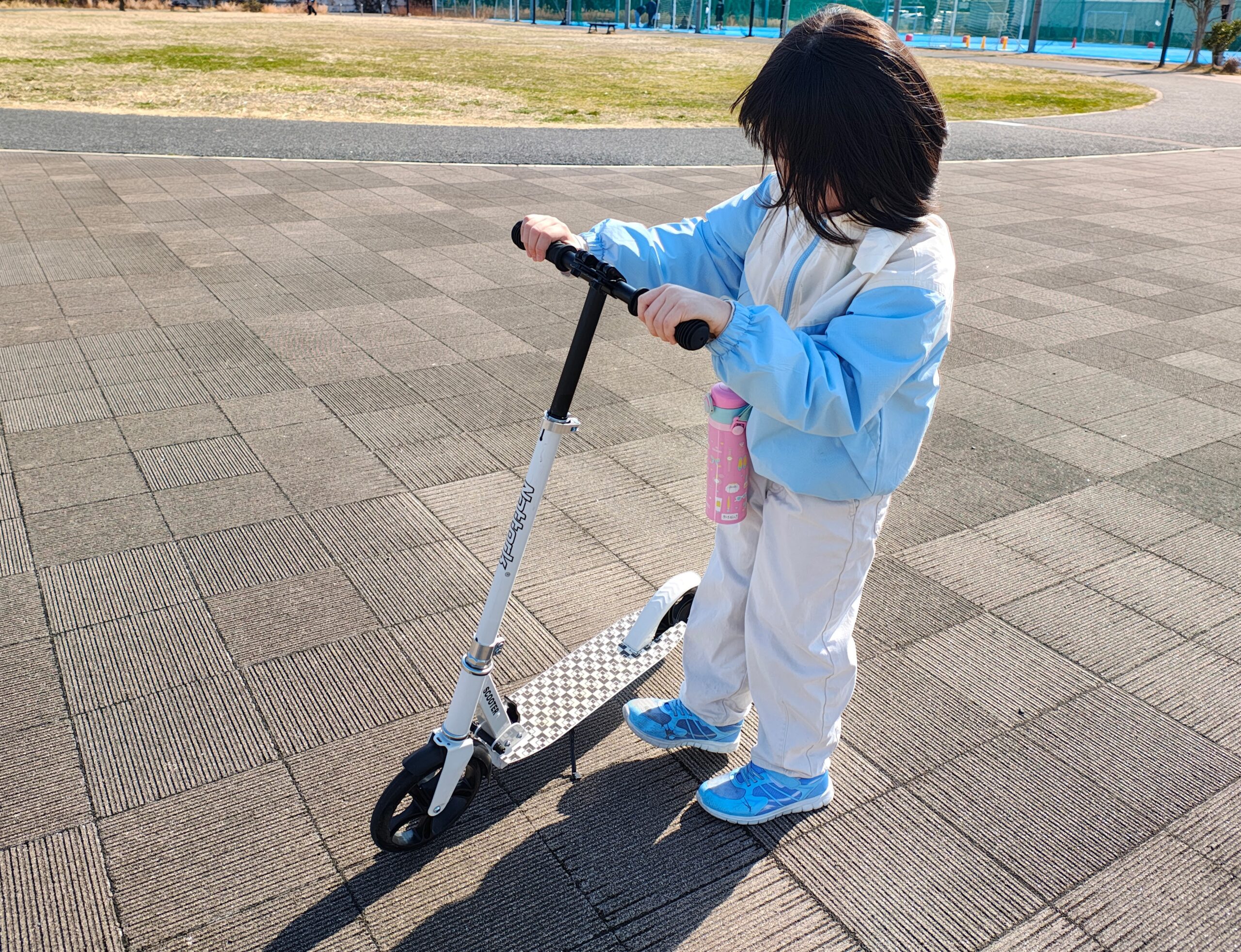 【身長125cmで検証】小学生のキックボードサイズは大人用でOK?失敗しない選び方